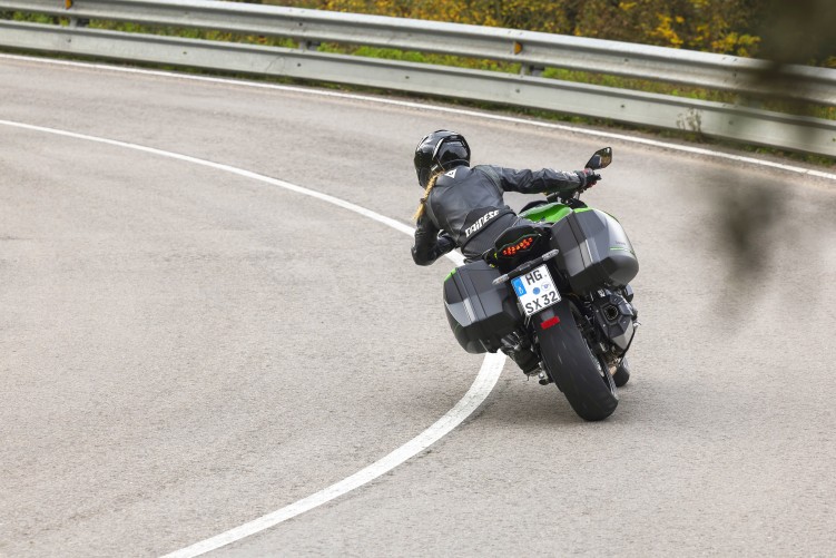 Kawasaki Ninja 1100 SX z tylu